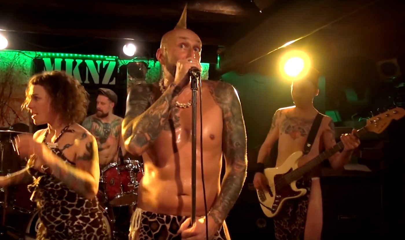 The Giraffe men feat. The Marietta Sisters